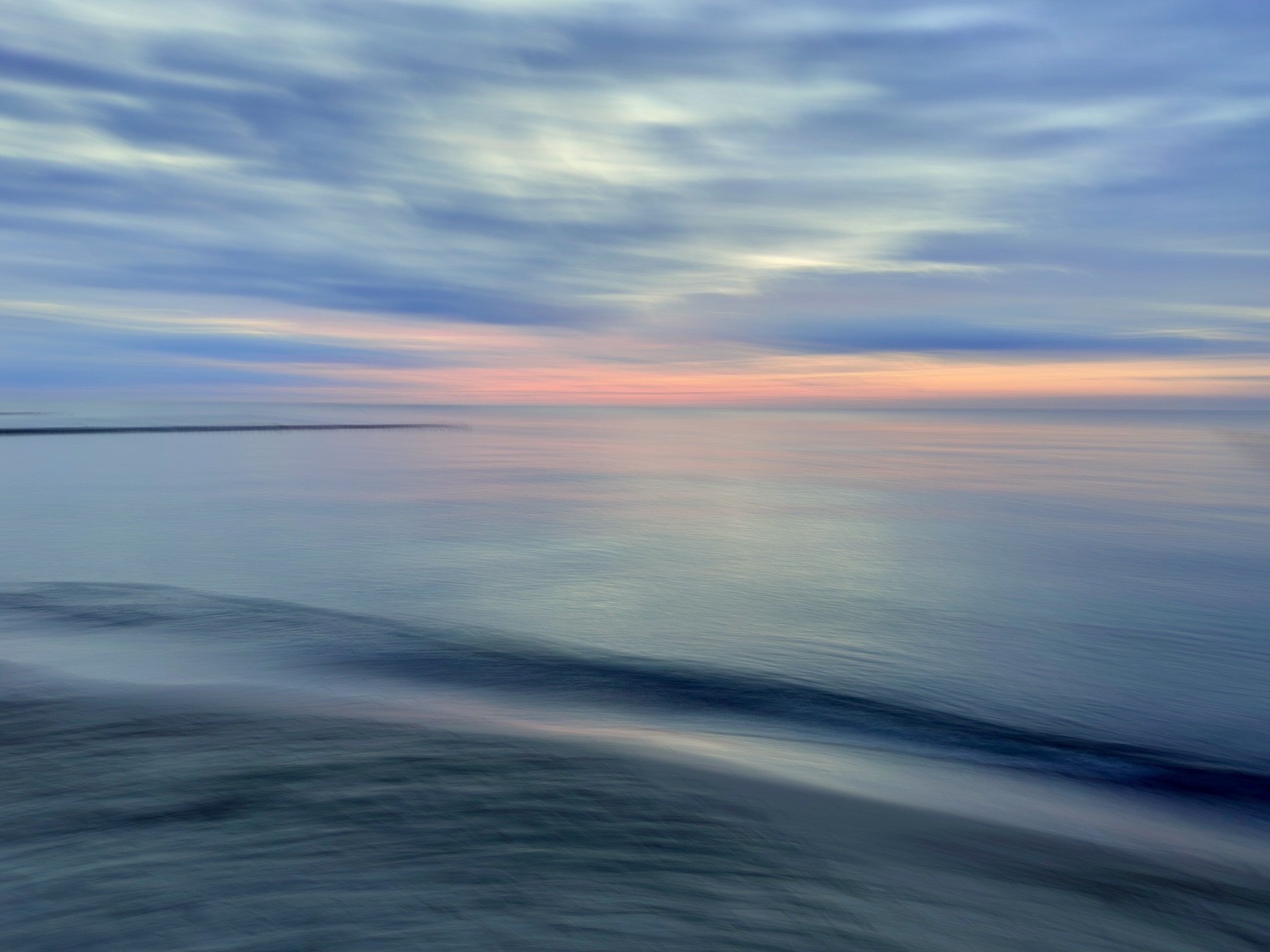 Impressionistische Meereslandschaft mit pastelligem Himmel und fließender Bewegung