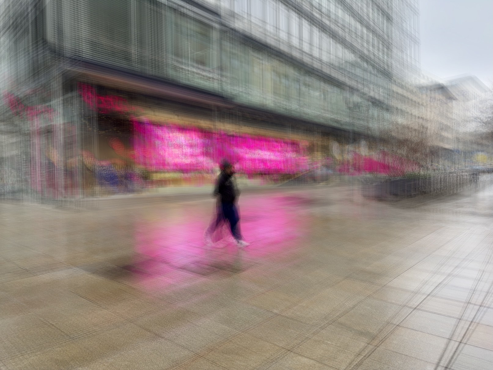 Impressionistische urbane Szene mit pinkem Licht und bewegter Person