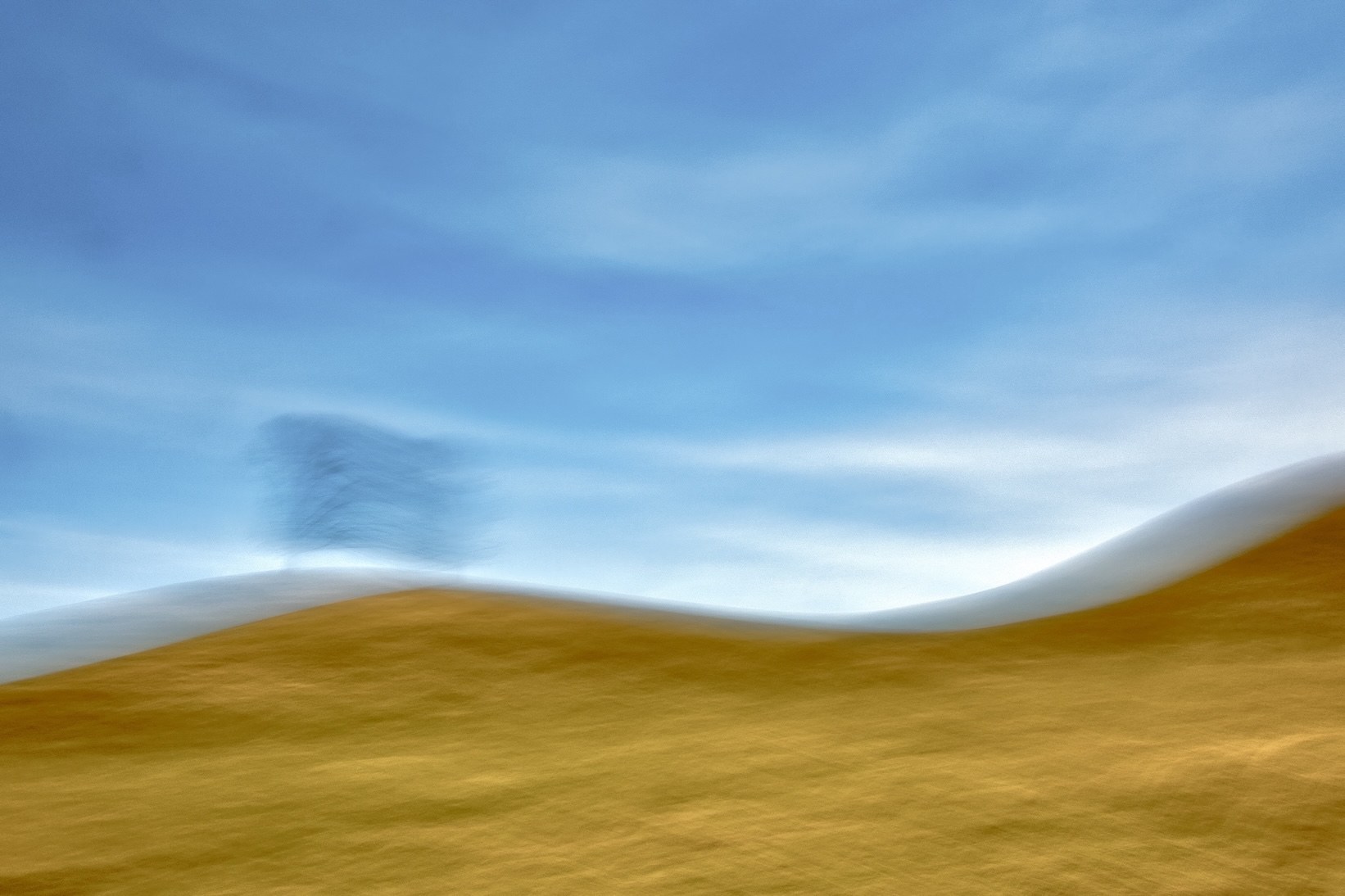Impressionistische Flowgraphy-Landschaft mit blauem Himmel, Hügel und bewegtem Baum