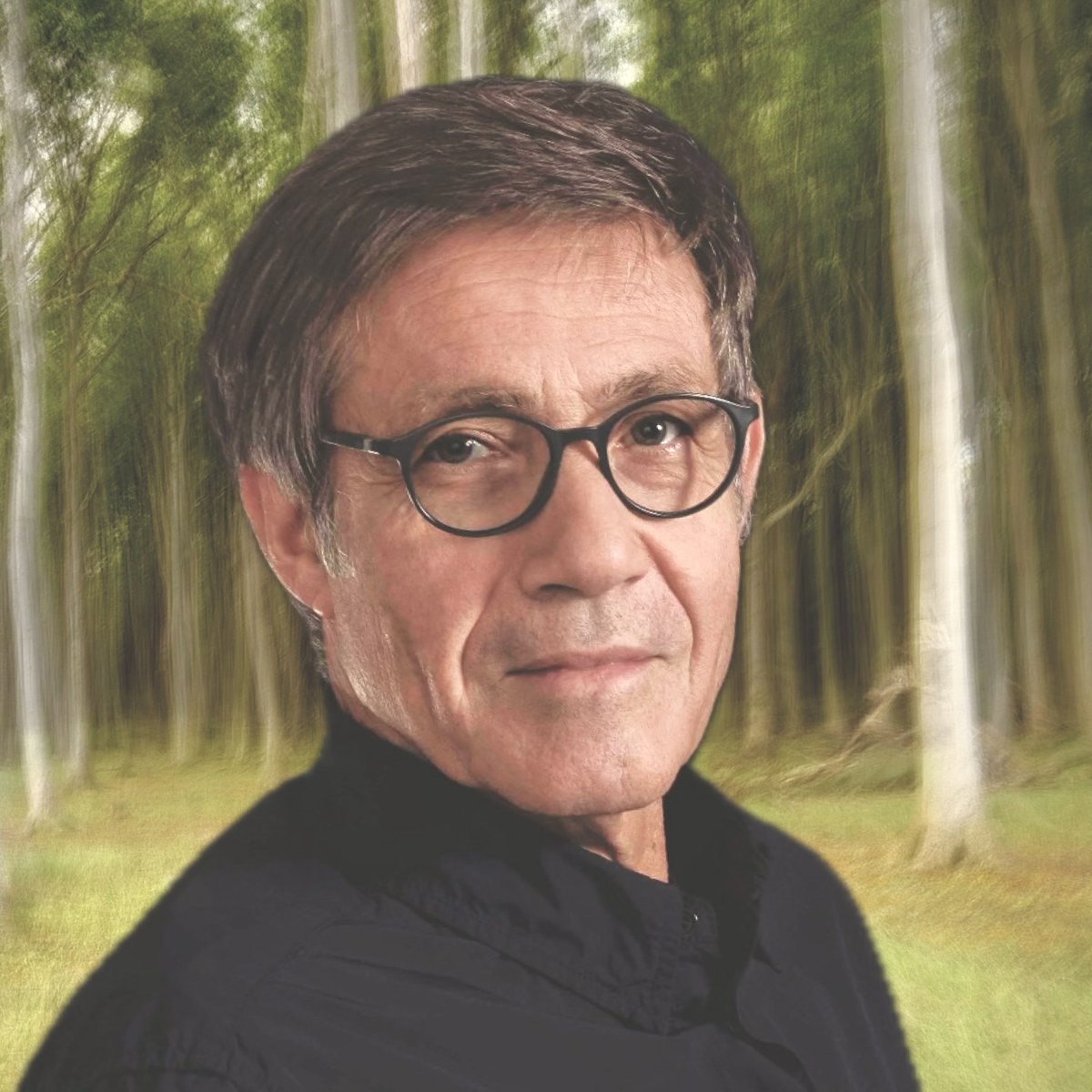 Porträt von Thomas Dannecker vor einem impressionistischen Waldhintergrund